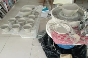 Travail de poterie (assiettes avant décoration)