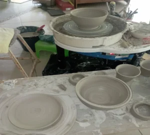 Poteries sorties de la tournette avant cuisson