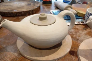 Théière en cours de finition