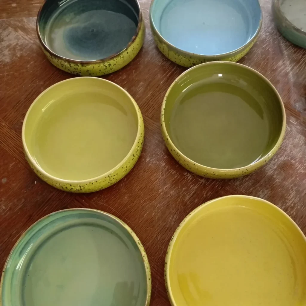 Ensemble d'assiettes creuses grés émaillé