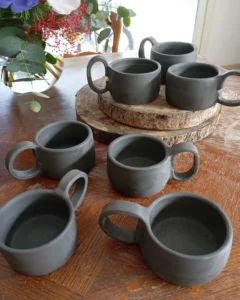 Ensemble de tasses avant émaillages