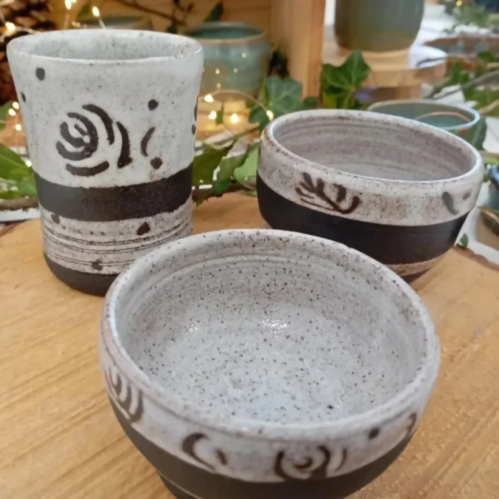 Pièces en Grès Noir chamotté émaillé Blanc