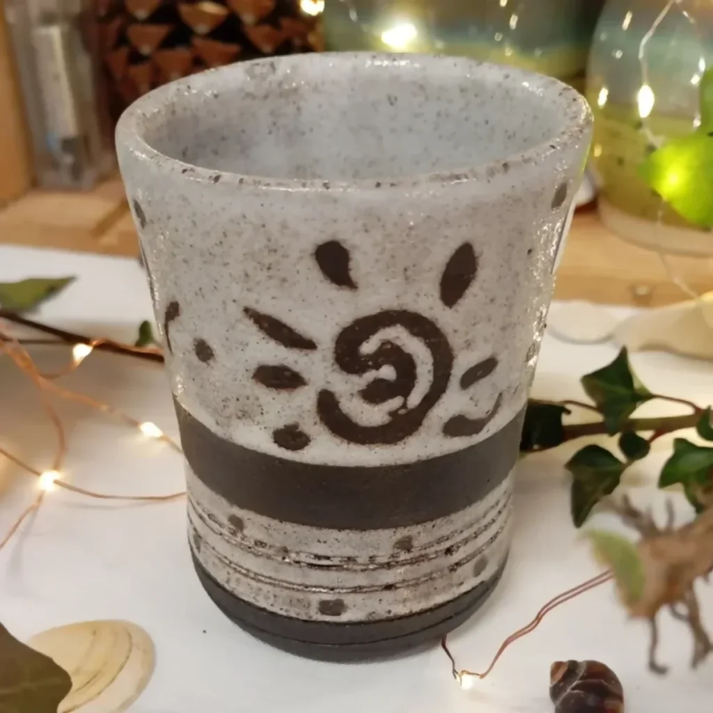 Tasse en Grès Noir chamotté émaillé blanc