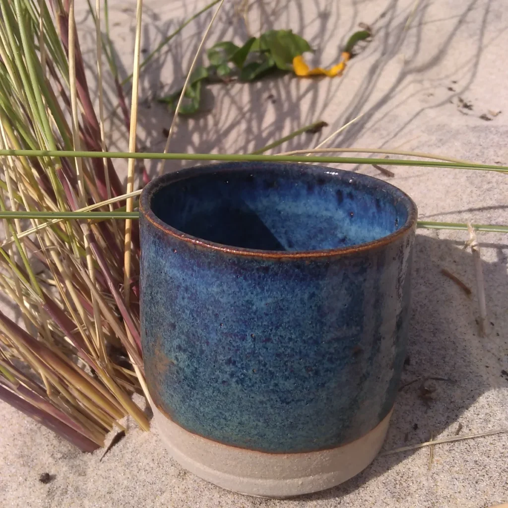 Tasse en Grès du Barp émaillée bleu.